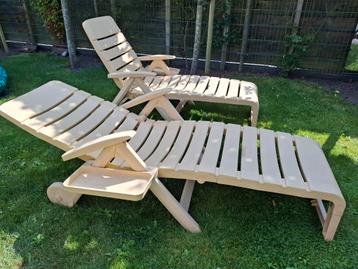 2 Hartman ligstoelen in goede staat met zijtafeltje beschikbaar voor biedingen