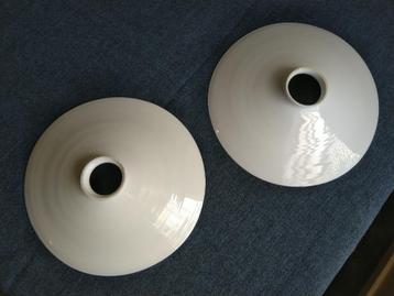 te koop 2 glazen lampekapjes van wit opaline melkglas beschikbaar voor biedingen