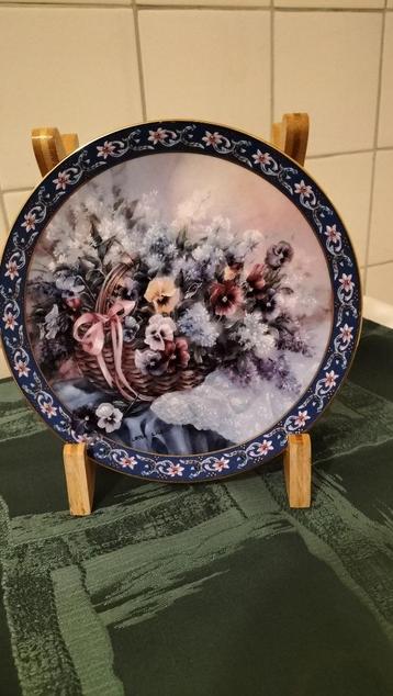 Prachtig bordje met Viooltjes  beschikbaar voor biedingen