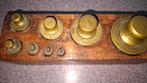 2 X oude geijkte messing gewichten in houten blok, Ophalen of Verzenden