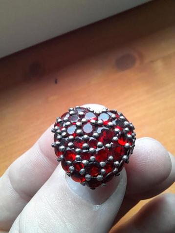 grote oude zilveren ring met granaat beschikbaar voor biedingen