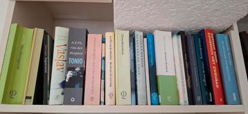 Boekenkast - de hele partij te koop - meer dan >200 boeken beschikbaar voor biedingen