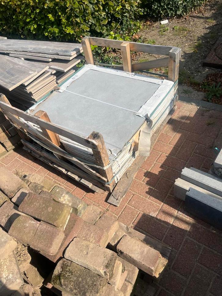 Gratis stenen en tegels af te halen in Reuver, Tuin en Terras, Tegels en Klinkers, Gebruikt, Klinkers, Beton, 10 m² of meer, Ophalen