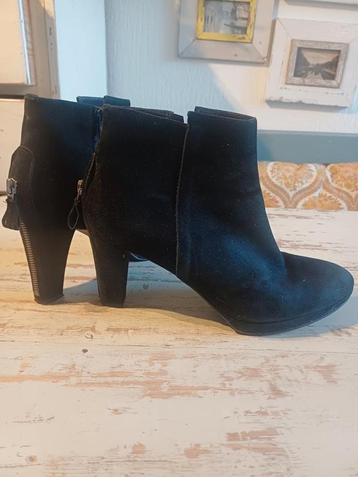 Zwarte suède enkellaarsjes maat 42 - Italiaans design, Kleding | Dames, Schoenen, Gedragen, Lage of Enkellaarzen, Zwart, Ophalen of Verzenden