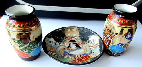 Prachtige Satsuma Japan porselein set 2 vazen & bord gemerkt, Antiek en Kunst, Antiek | Vazen, Verzenden