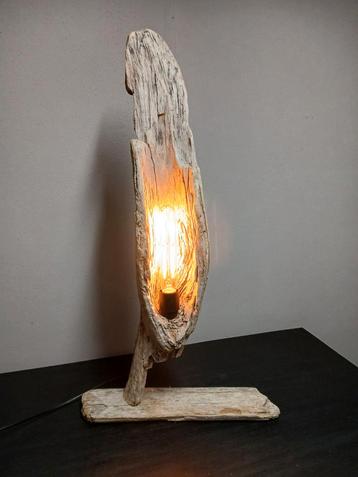Landelijke tafellamp van drijfhout boomstronk  beschikbaar voor biedingen