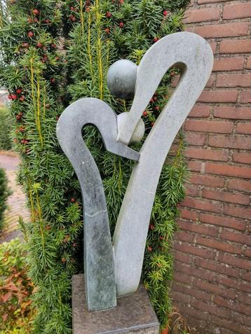 Abstract Stenen Beeld 'Dancing People' met Sokkel beschikbaar voor biedingen