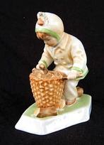 Zsolnay - Jongen met houtkorf (1), Verzamelen, Beelden en Beeldjes, Ophalen, Zo goed als nieuw, Mens