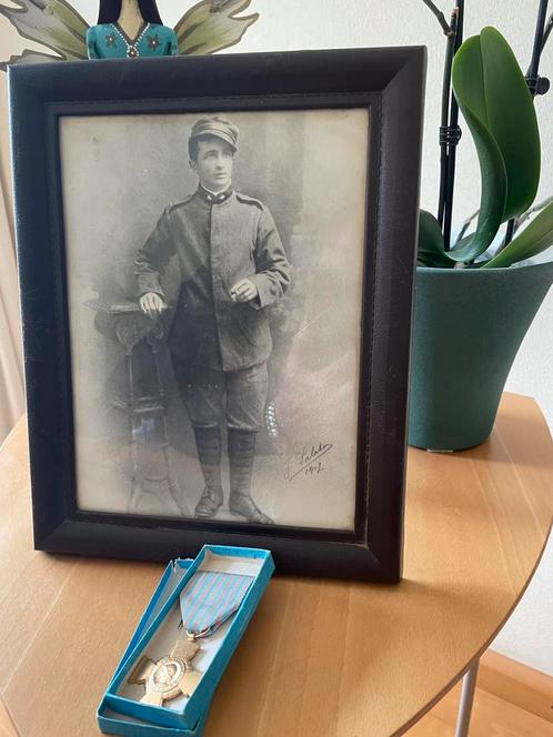 Mooie oude foto van een jonge soldaat met zijn medaille, Antiek en Kunst, Curiosa en Brocante, Ophalen of Verzenden
