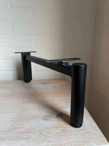Zwarte metalen ronde meubelpoot 15x39 cm beschikbaar voor biedingen