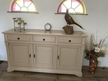 Dressoir beschikbaar voor biedingen