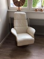 LOUNGESTOEL WIT LEER MET HOUT moderne uitvoering, Huis en Inrichting, Fauteuils, Ophalen, Gebruikt, Modern, Hout