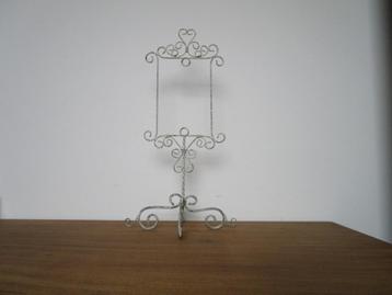 Nr.119: Fotolijstje metaal Nieuw 38 cm hoog, 22 cm breed  Ev beschikbaar voor biedingen