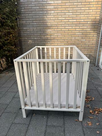 Beige box met matras beschikbaar voor biedingen