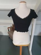 Diepzwarte crop top met kant rand XS, Zwart, Ophalen of Verzenden, Zo goed als nieuw, Zonder mouw