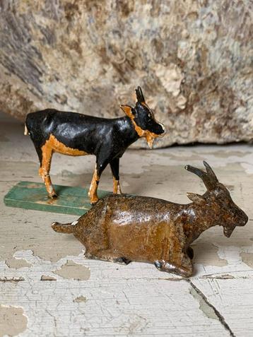 Oude papier maché bokjes beschikbaar voor biedingen