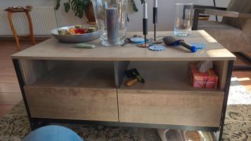Salontafel met lades en open vakken beschikbaar voor biedingen