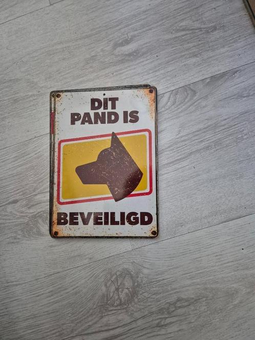 metalen plaat wandbord dit pand is beveiligd met foto hond, Huis en Inrichting, Woonaccessoires | Wanddecoraties, Nieuw, Ophalen of Verzenden
