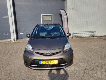 Toyota Aygo 1.0-12V VVT-i  Aspiration 5-Drs. bj.2013 Bruin  beschikbaar voor biedingen
