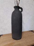 Mooie grote kruik/vaas van Tom's Potterie., Huis en Inrichting, Woonaccessoires | Vazen, Steen, 50 tot 75 cm, Zwart, Ophalen of Verzenden
