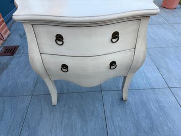 Crèmekleurig ladekastje beschikbaar voor biedingen