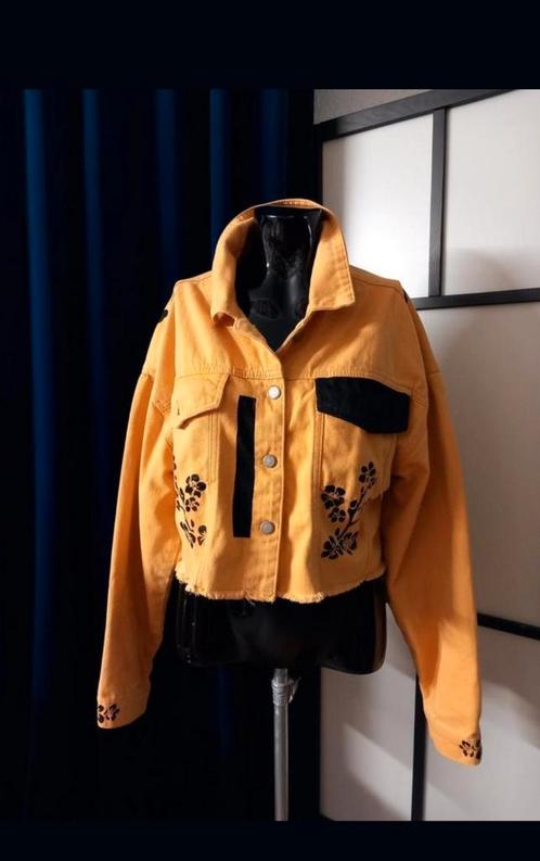 Okergeel kort spijkerjack waar geen 2e van bestaat., Kleding | Dames, Jassen | Zomer, Nieuw, Maat 42/44 (L), Geel, Verzenden