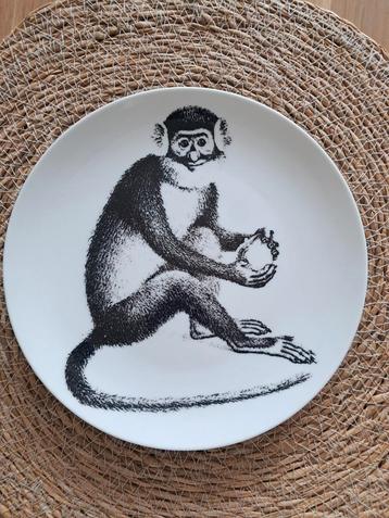 Aapje op een bordje beschikbaar voor biedingen