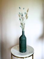 Turquoise vaas met boeketje – Blauw/groen vaas + blauw/groen, Huis en Inrichting, Aardewerk of Porselein, Nieuw, Minder dan 50 cm