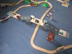 Houten treinbaan + trein etc., Ophalen of Verzenden, Gebruikt, Rij- of Hobbelspeelgoed