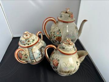 Japanse theepot, suikerpot en melkkannetje beschikbaar voor biedingen