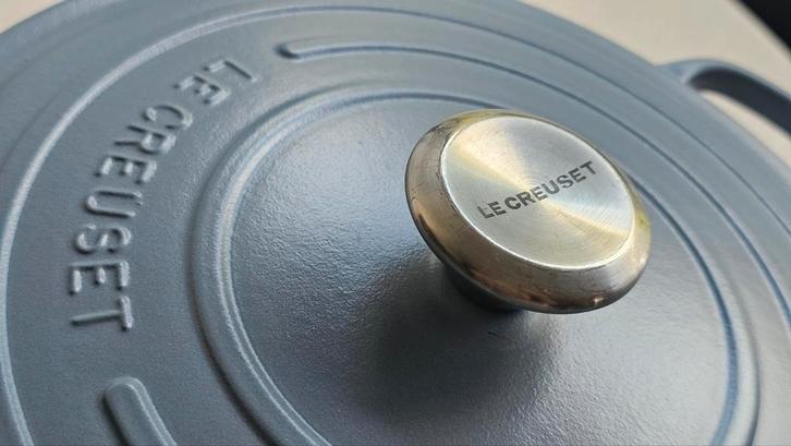 Le creuset gietijzeren pan 28cm diameter Signature blauw mat, Huis en Inrichting, Keuken | Potten en Pannen, Zo goed als nieuw