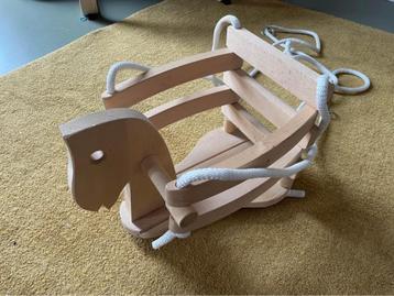  Houten paard schommel z.g.a.n. beschikbaar voor biedingen