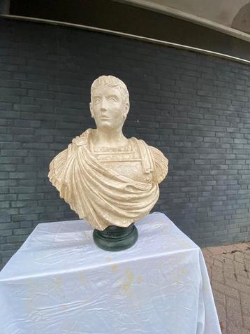 2 Borstbeelden, Julius Caesar gemarmerd, 1 gebronsd beschikbaar voor biedingen