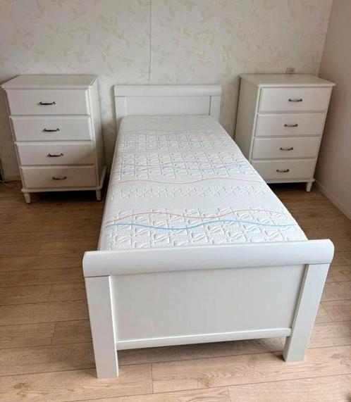 Nog als nieuw stevig bed, MLine matras , kasten, 1 jaar oud, Huis en Inrichting, Slaapkamer | Bedden, Zo goed als nieuw, Eenpersoons