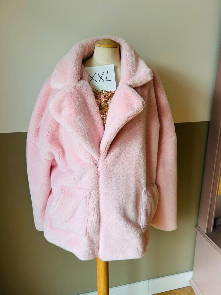 Lichtroze bontjas XXL - Perfect voor carnaval!, Kleding | Dames, Carnavalskleding en Feestkleding, Zo goed als nieuw, Maat 46/48 (XL) of groter