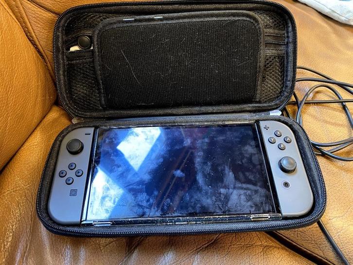 Nintendo switch, Spelcomputers en Games, Spelcomputers | Nintendo Switch, Gebruikt, Switch Original, Met 3 controllers of meer