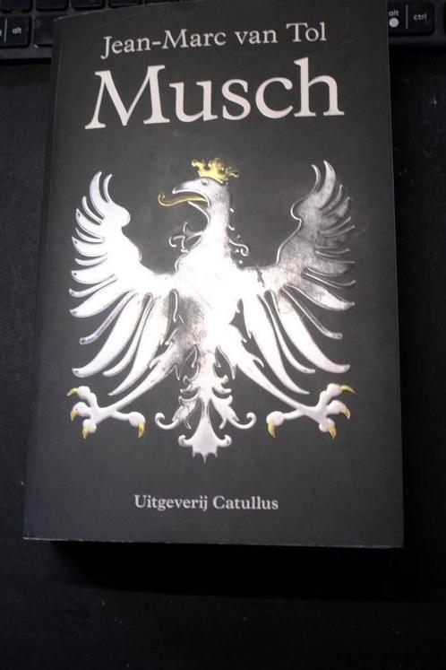 Musch, auteur Jean-Marc van Tol, Boeken, Historische romans, Zo goed als nieuw, Ophalen of Verzenden