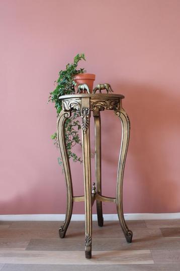Goudkleurige houten plantentafel. Hoge Barok stijl tafel beschikbaar voor biedingen