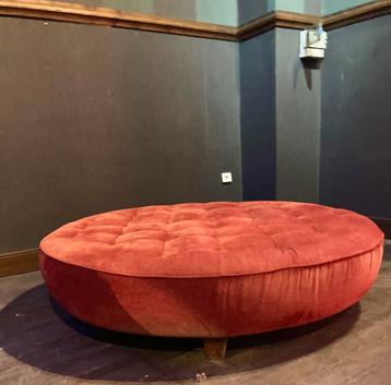Chesterfield poef 140cm dia. rond 140cm en 35cm hoog. beschikbaar voor biedingen