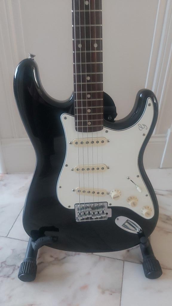 Stratocaster met Fender loaded pickguard, Muziek en Instrumenten, Snaarinstrumenten | Gitaren | Elektrisch, Zo goed als nieuw