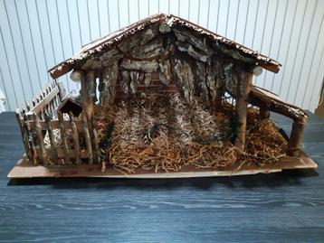 Kerststal met verlichting en kerstkribbefiguren beschikbaar voor biedingen
