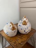 Te koop aangeboden 2 vrolijke kippen (keramiek), Overige kleuren, Aardewerk of Porselein, Ophalen of Verzenden, Zo goed als nieuw