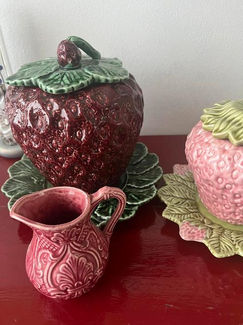 Portugese Aardbei Dekselpot Bordallo Pinheito roze, Antiek en Kunst, Antiek | Keramiek en Aardewerk, Verzenden