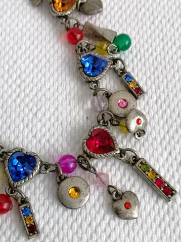 Leuke, vrolijke ketting met bedeltjes, strass en kralen beschikbaar voor biedingen