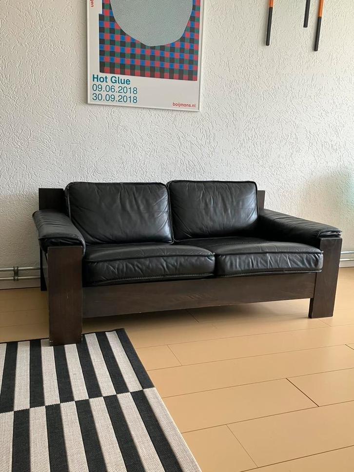 Leolux - Model 757 tweezits zwart leren bank, Harry de Groot, Huis en Inrichting, Banken | Bankstellen, Ophalen