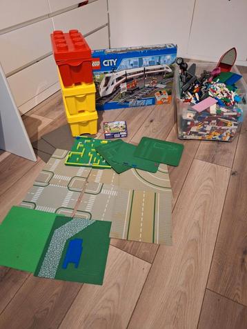 Grote LEGO verzameling met trein 60051 en grondplaten beschikbaar voor biedingen