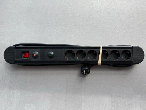 Stekkerdoos 6-voudig 3500W Beveiliging, Audio, Tv en Foto, Audiokabels en Televisiekabels, Zo goed als nieuw, Overige kabels, Minder dan 2 meter