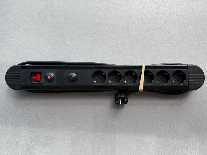 Stekkerdoos 6-voudig 3500W Beveiliging, Audio, Tv en Foto, Audiokabels en Televisiekabels, Zo goed als nieuw, Overige kabels, Minder dan 2 meter