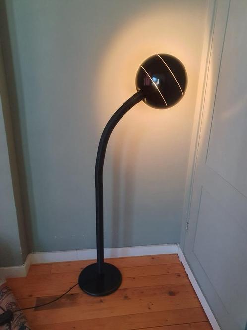 Grote 70's zwarte vloerlamp met flexibele arm, Huis en Inrichting, Lampen | Vloerlampen, Zo goed als nieuw, 150 tot 200 cm, Metaal