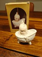 Precious moments kerst ornament meisje in bubbelbad Enesco, Verzamelen, Ophalen of Verzenden, Nieuw, Mens